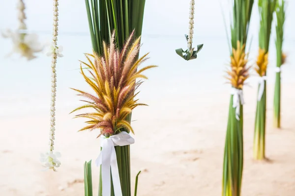婚礼在泰国海滩上的花卉装饰 — 图库照片