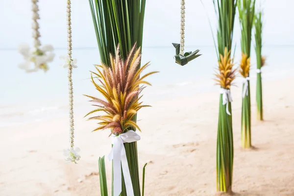 Bruiloft florale decoraties op het strand in Thailand — Stockfoto