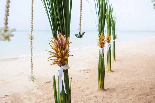 Çiçek süslemeleri Tayland sahilde düğün — Stok fotoğraf