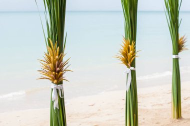 Çiçek süslemeleri Tayland sahilde düğün