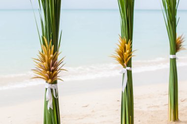 Çiçek süslemeleri Tayland sahilde düğün