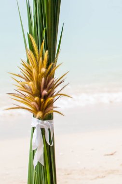 Çiçek süslemeleri Tayland sahilde düğün