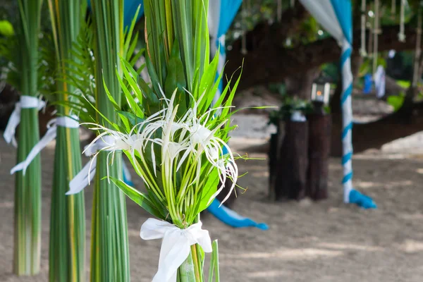 Svatební květinové výzdoby na pláži v Thajsku — Stock fotografie