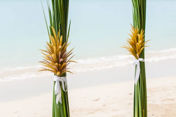 Matrimonio decorazioni floreali sulla spiaggia in Thailandia — Foto Stock