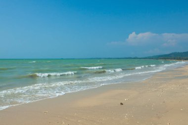 Deniz ve kum Khao Lak, Tayland at.