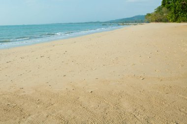 Deniz ve kum Khao Lak, Tayland at.