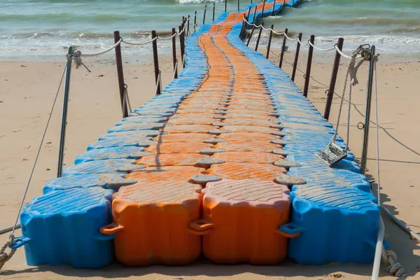 Passerelle de ponton dans la mer — Photo