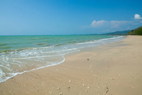 Deniz ve kum Khao Lak, Tayland at.