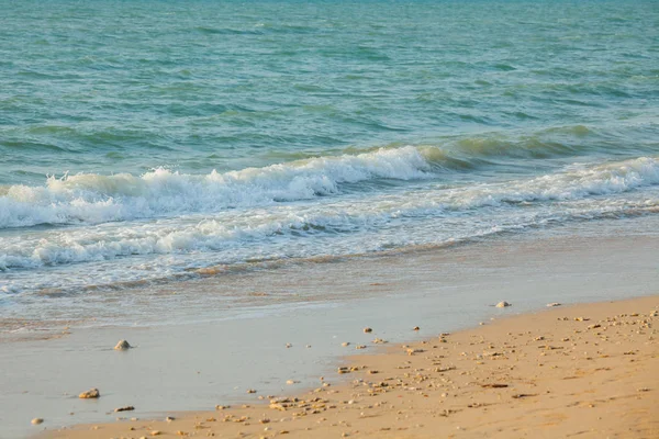 Morze i piasek w Khao Lak, Tajlandia. — Zdjęcie stockowe