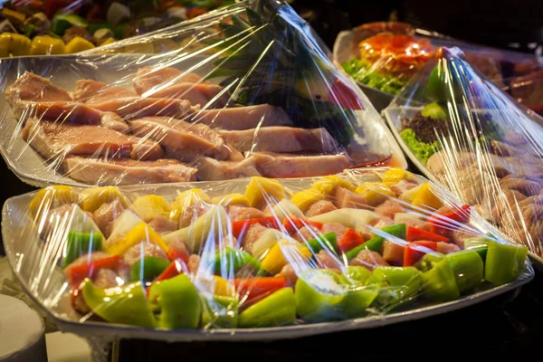 plastik film ile sarılmış gıdalar.