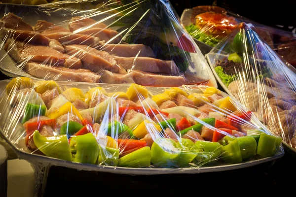 Lebensmittel, die mit Plastikfolie umwickelt sind. — Stockfoto