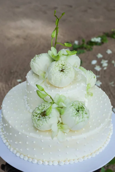 Gâteau de mariage avec fleurs sur le dessus — Photo