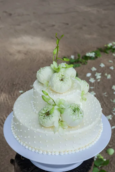 Bolo de casamento com flores no topo — Fotografia de Stock