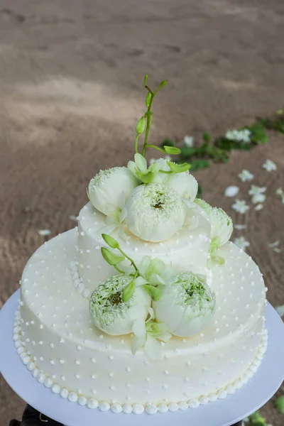 Pastel de boda con flores en la parte superior — Foto de Stock