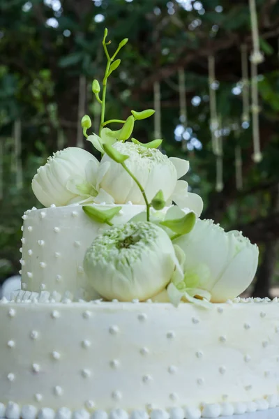 Pastel de boda con flores en la parte superior — Foto de Stock