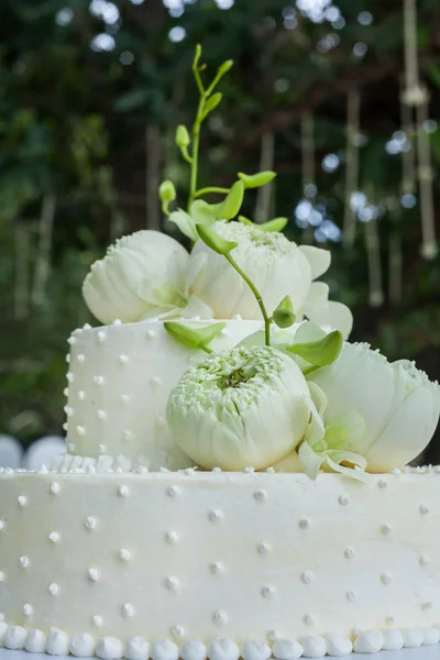 Bröllopstårta med blommor på toppen — Stockfoto