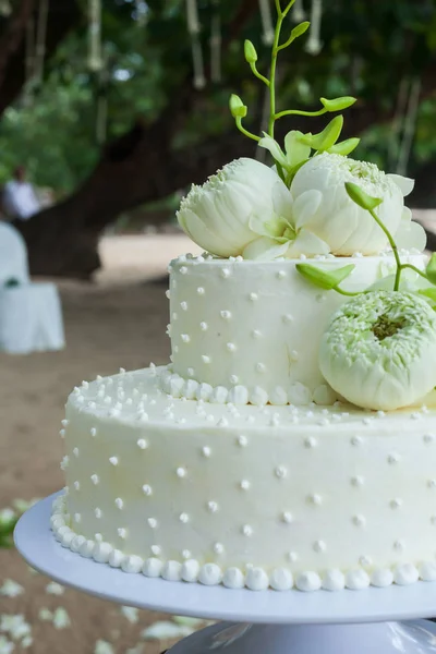 Bröllopstårta med blommor på toppen — Stockfoto