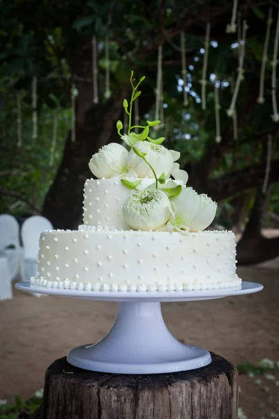 Hochzeitstorte mit Blumen an der Spitze — Stockfoto