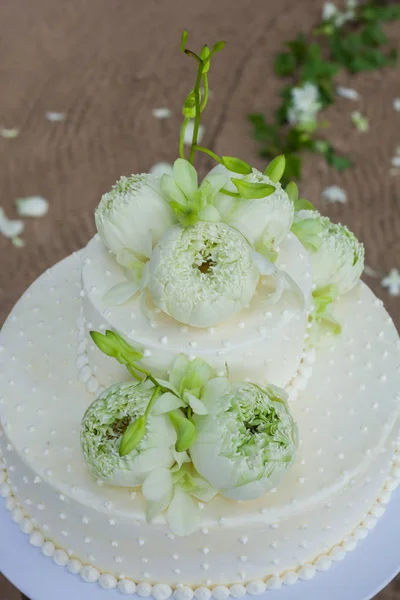 Torta nuziale con fiori in cima — Foto Stock