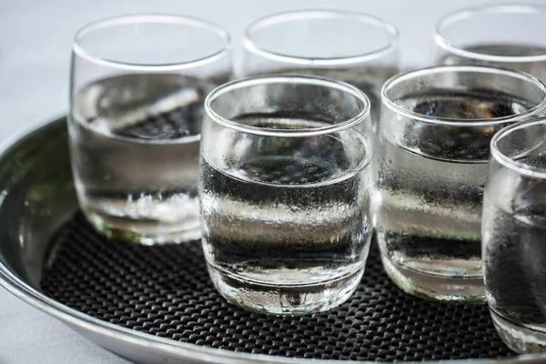 Glas mit sehr kaltem Wasser — Stockfoto