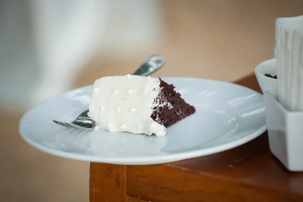 The wedding cake is cut — Stock Photo, Image