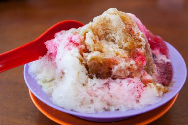 Gula Melaka şurubuyla orta boy tatlı.