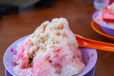 Gula Melaka şurubuyla orta boy tatlı.