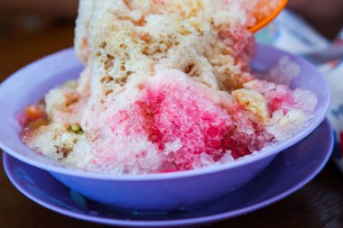 Gula Melaka şurubuyla orta boy tatlı.