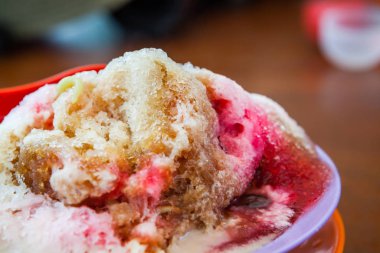 Gula Melaka şurubuyla orta boy tatlı.