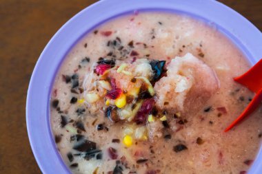 Gula Melaka şurubuyla orta boy tatlı.