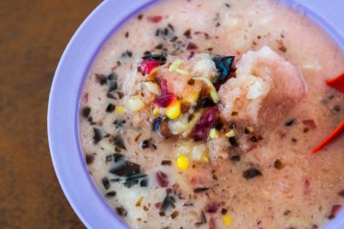 Gula Melaka şurubuyla orta boy tatlı.