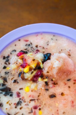 Gula Melaka şurubuyla orta boy tatlı.