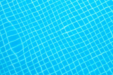 Yüzme havuzunda mavi yırtık su, Malezya.