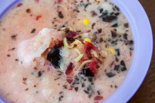 Cendol dessert with gula Melaka syrupใ — Stock Photo, Image