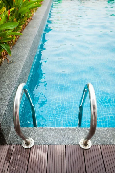 Borda da piscina com escada velha  . — Fotografia de Stock