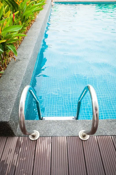 Borda da piscina com escada velha  . — Fotografia de Stock