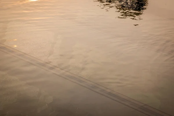 Silhueta de piscina durante o pôr do sol — Fotografia de Stock