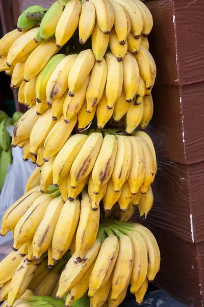 Färsk mogen massa bananer. — Stockfoto