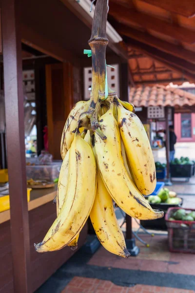 Bouquet de bananes mûres fraîches . — Photo