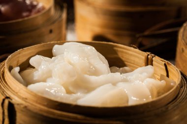 Açık büfedeki deniz ürünleri düğün yemeğine hazırlanıyor.