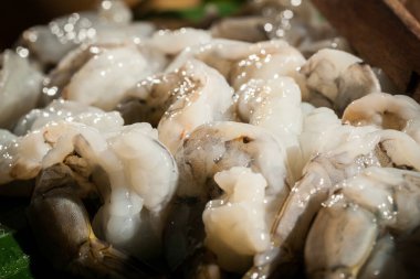 Açık büfedeki deniz ürünleri düğün yemeğine hazırlanıyor.