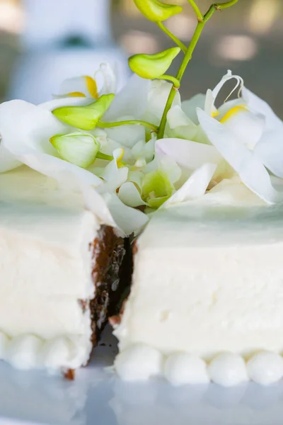 Bruiloft Snijden Van Een Bruidstaart Trouwdag — Stockfoto