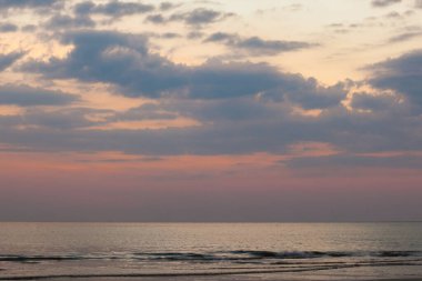 Günbatımında bulutlu gökyüzünün arkaplanı, Tayland.