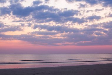 Gökyüzünün arkaplanı ve gün batımında bulutlar