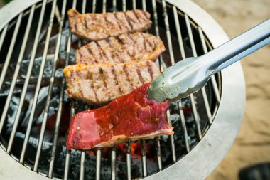 Barbekü ızgarasında biftek pişirilmiş akşam yemeği, seçici odaklanma.