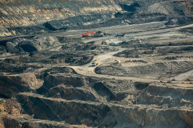 Kömür madeninde çalışan maden kamyonları ülkede elektrik üretimi için kullanılıyor..
