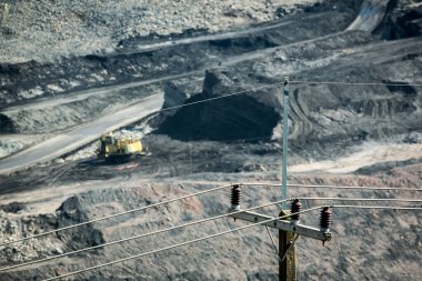 Kömür madeninde çalışan maden kamyonları ülkede elektrik üretimi için kullanılıyor..