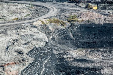 Kömür madeninde çalışan maden kamyonları ülkede elektrik üretimi için kullanılıyor..
