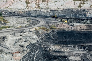 Kömür madeninde çalışan maden kamyonları ülkede elektrik üretimi için kullanılıyor..