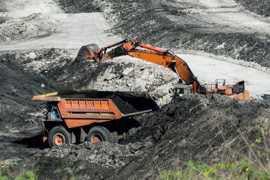 Kömür madeninde çalışan maden kamyonları ülkede elektrik üretimi için kullanılıyor..